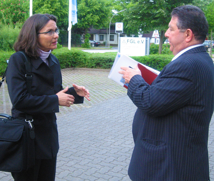 Beatrix Klingel im Gespräch mit einem Geschäftsmann