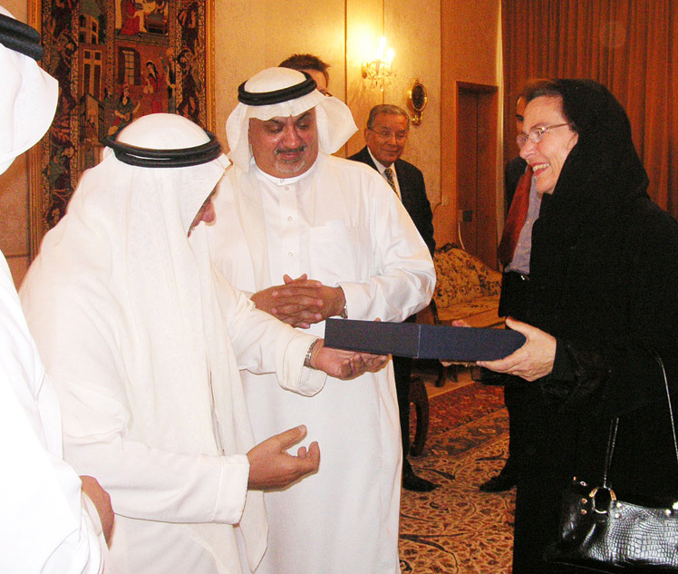 Übergabe des Gastgeschenks